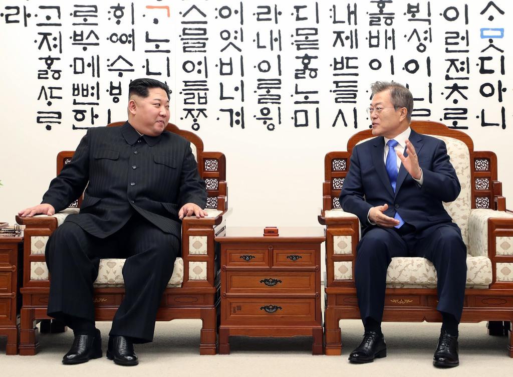 韓国側施設「平和の家」で韓国の文在寅大統領(右)と言葉を交わす北朝鮮の金正恩朝鮮労働党委員長=4月27日、板門店(韓国共同写真記者団撮影)