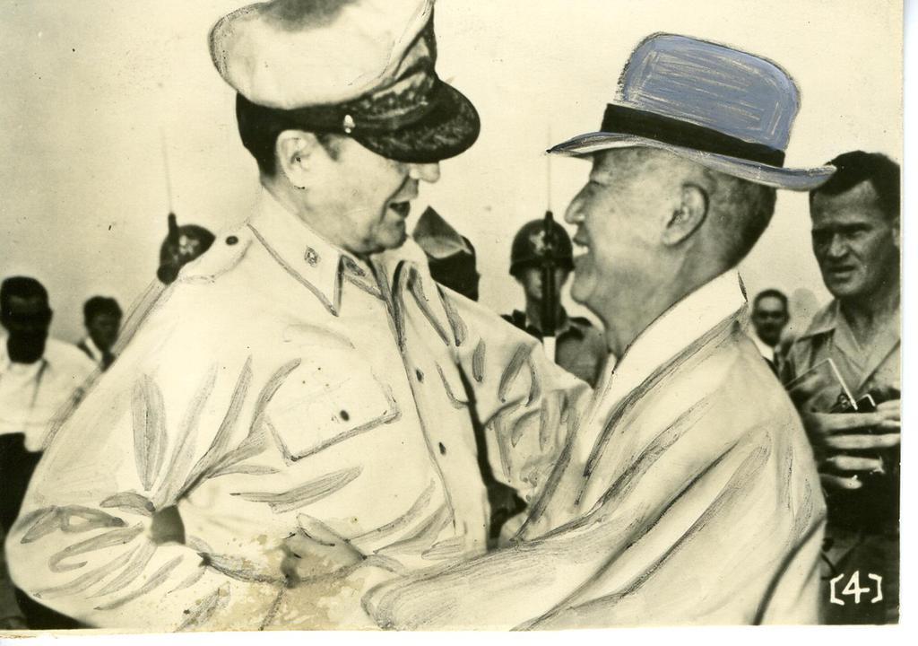 マッカーサー元帥(左)李承晩氏(右)=1951年4月