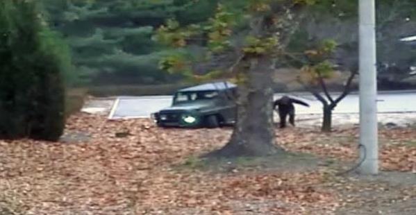 昨年１１月、在韓国連軍司令部が公開した、亡命した北朝鮮軍人が車両を降りて走る映像（共同）