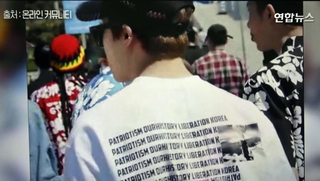 原爆のきのこ雲などがプリントされたＴシャツを着用する韓国の男性音楽グループ「ＢＴＳ（防弾少年団）」のメンバー（聯合ニュースがユーチューブで公開している映像から・共同）