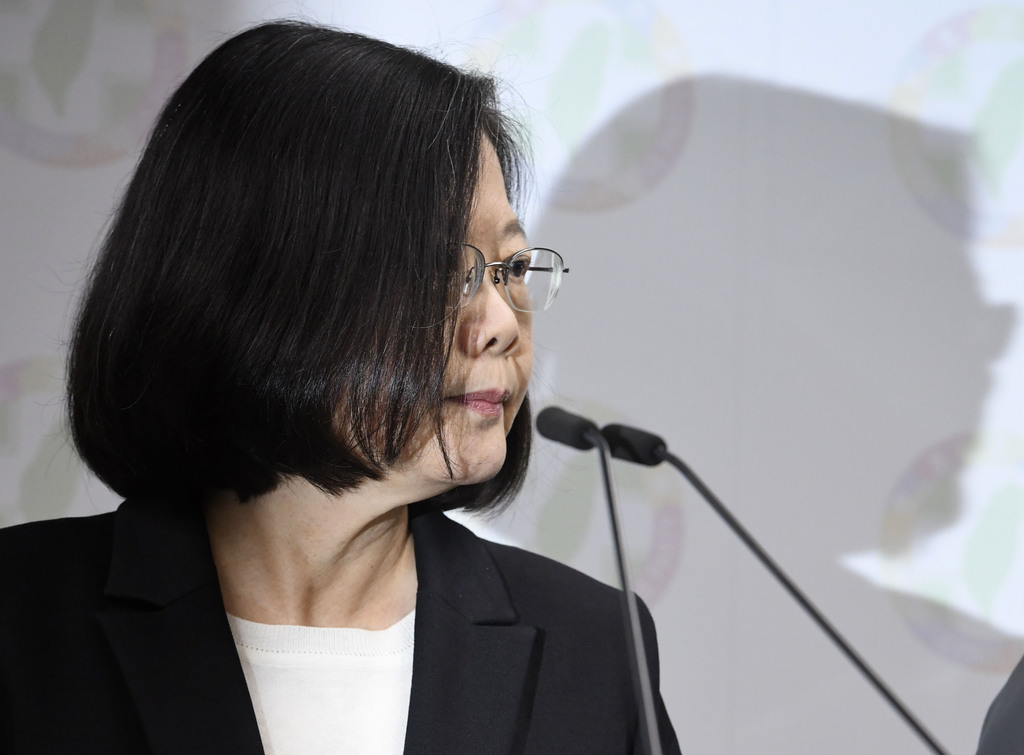 台湾統一地方選の結果を受けて記者会見する蔡英文総統。民進党主席を辞任すると発表した=24日、台北市(共同)