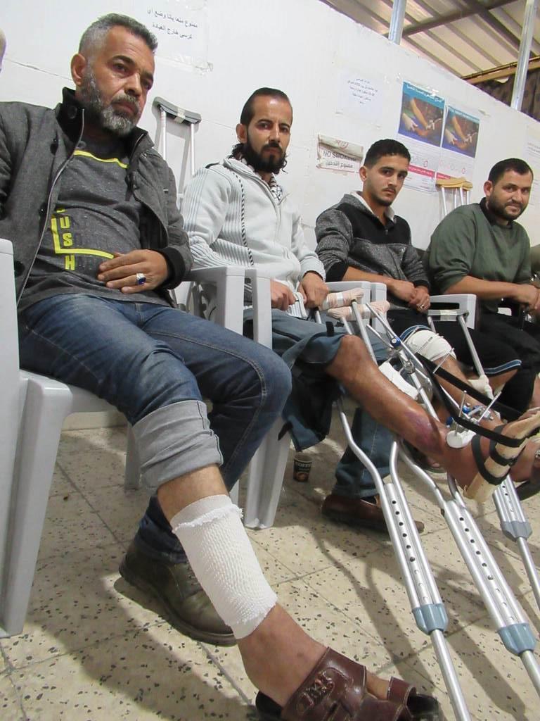 デモでイスラエル兵に撃たれ、足を負傷した人々＝ガザ市内の「国境なき医師団」の診療所（佐藤貴生撮影）
