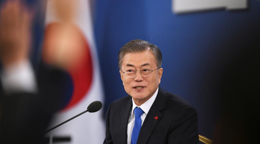 １０日、ソウルの韓国大統領府で年頭会見を開き、報道陣の質問に応じる文在寅大統領（ロイター）