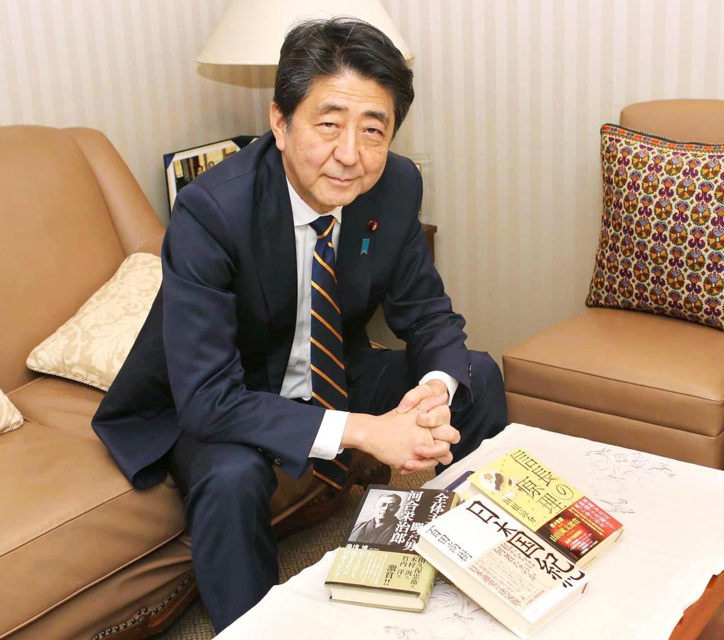 2018年12月29日、年末年始に読む本を紹介する安倍晋三首相(フェイスブックより)
