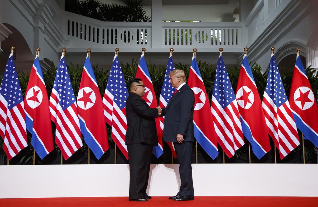 昨年６月、シンガポールで開催された史上初の米朝首脳会談で握手を交わすトランプ大統領（右）と金正恩朝鮮労働党委員長（ＡＰ）