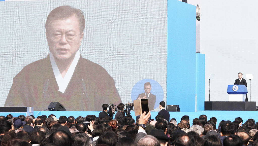 韓国の「三・一独立運動」記念日に演説する文在寅大統領=1日、ソウル市内(AP)