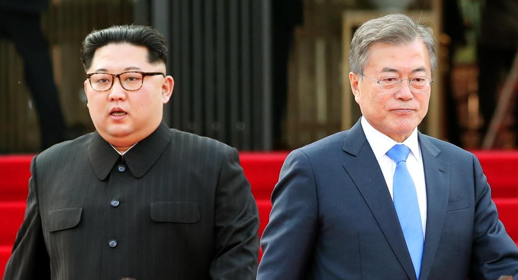 昨年4月の南北首脳会談で共同会見に臨む文在寅大統領(右)と金正恩朝鮮労働党委員長(韓国共同写真記者団撮影)