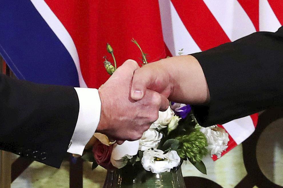トランプ米大統領(左)と北朝鮮の金正恩朝鮮労働党委員長の握手=2月27日、ハノイ(ロイター)