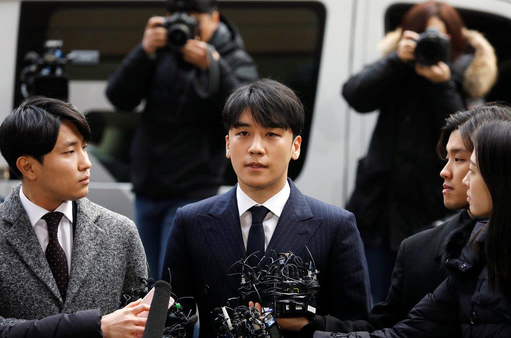 14日、警察に出頭する「BIGBANG」元メンバー、スンリ氏(ロイター)