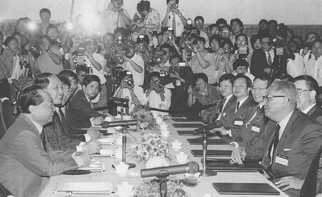 1993年4月27日、シンガポールでの中台窓口機関の初のトップ会談で、席に着く中国側の汪道涵・海峡両岸関係協会会長(左端)と台湾側の辜振甫・海峡交流基金会理事長(右端)(ロイター)