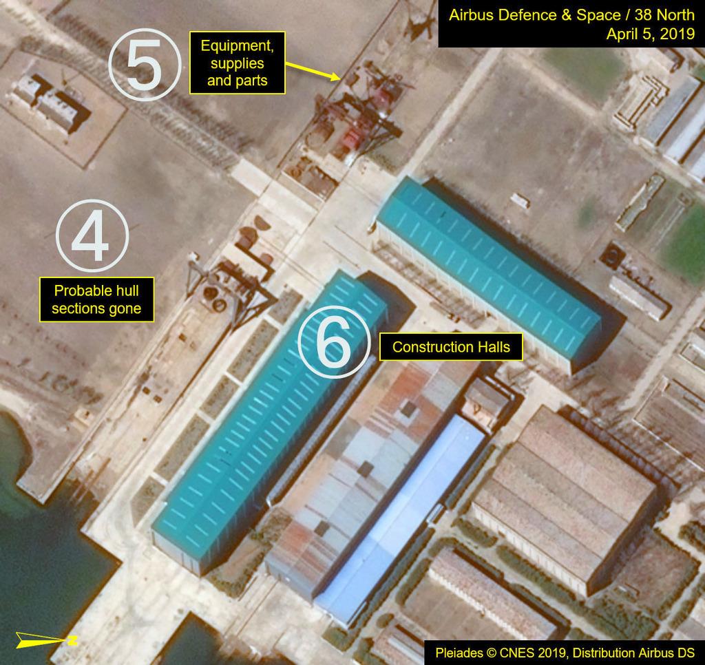 4月5日に撮影された北朝鮮東部新浦の造船所の衛星写真。(4)船体に使用されるとみられる部品がなくなる(5)部品など(6)建造場(プレアデス(c)CNES 2019、エアバス・ディフェンス・アンド・スペース/38ノース提供・共同)