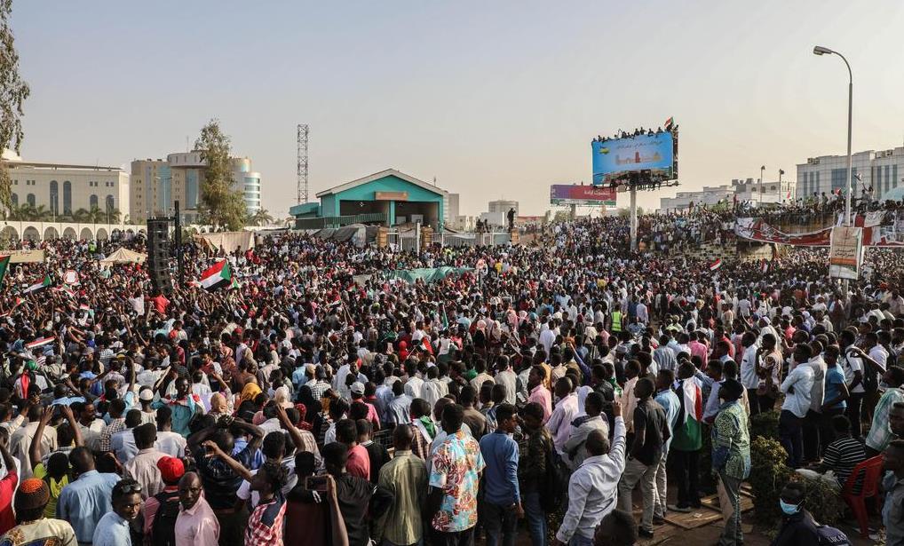 スーダン首都ハルツームの軍司令部前でのデモに集まった人々＝１８日（ゲッティ＝共同）