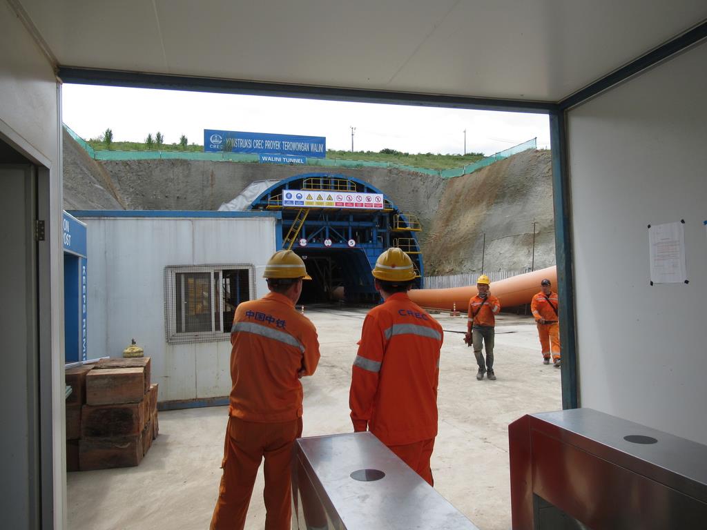 インドネシア西ジャワ州ワリニの高速鉄道用トンネル掘削現場で、「中国中鉄」と書かれた作業着姿の男性ら