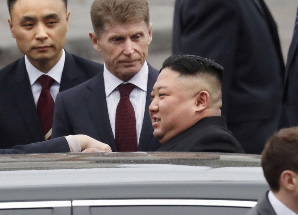 ロシアのウラジオストク駅に到着後、歓迎式典を終えて車に乗り込む北朝鮮の金正恩朝鮮労働党委員長=24日(共同)