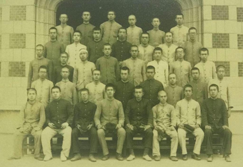 李登輝が1940年に入学した旧制台北高等学校で1年生のときに撮影したクラスの集合写真。李は最前列左から4番目の目立つ位置に座っている(李登輝基金会提供)