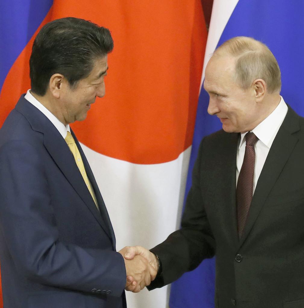 首脳会談後の共同記者発表を終え、プーチン露大統領(右)と握手する安倍首相=1月22日、モスクワのクレムリン(共同)