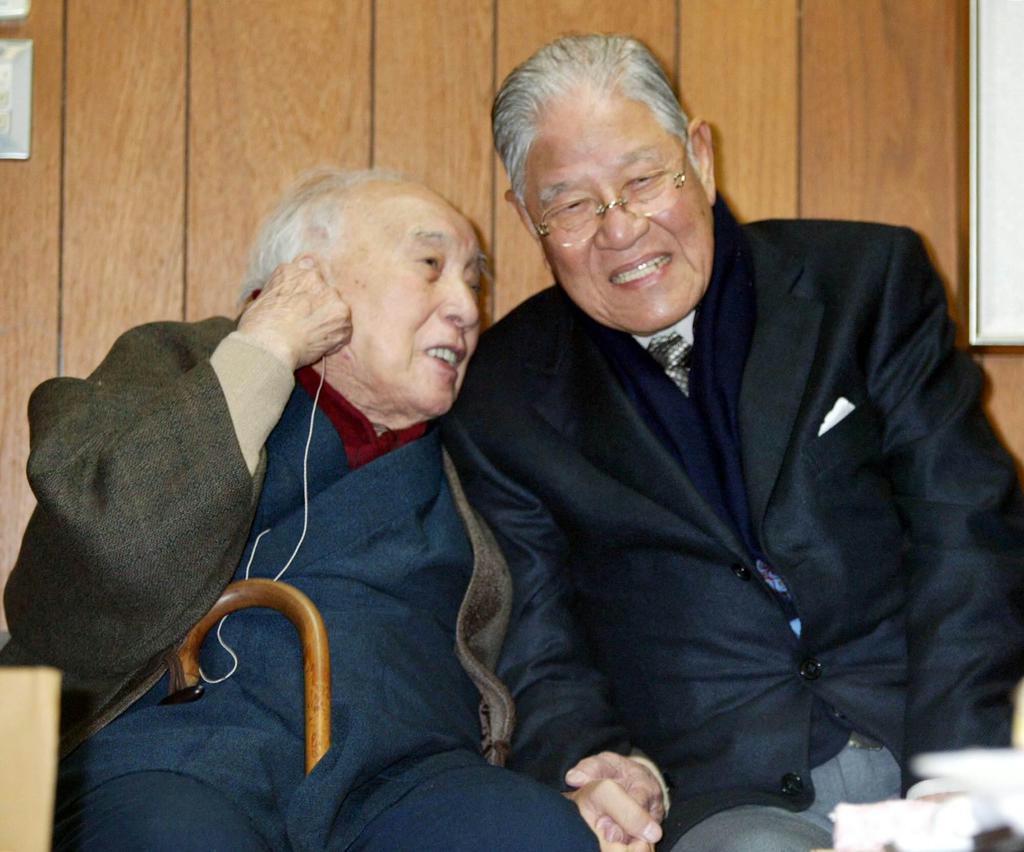 京都帝大時代の恩師、柏祐賢(左)の自宅を訪ね61年ぶりの再会を果たした台湾元総統の李登輝=京都市内、2004年12月31日(山田哲司撮影)