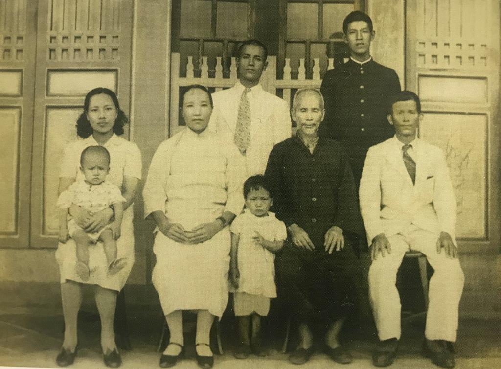 1943年に李登輝(後列右)が父親の李金龍(前列右)や母親の江錦(前列左から2番目)、兄の登欽(後列左)らと撮影した家族写真(李登輝基金会提供)