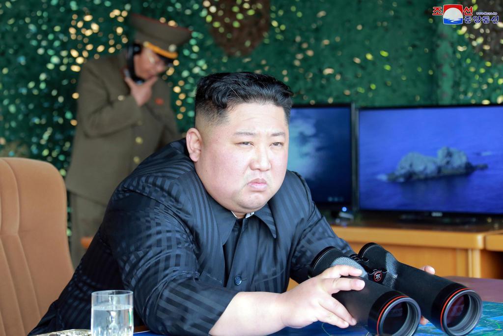 4日、火力打撃訓練を指導した北朝鮮の金正恩朝鮮労働党委員長(朝鮮中央通信=共同)