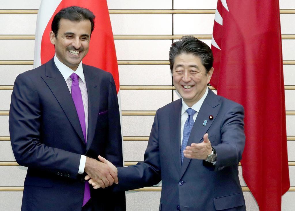 首脳会談を前に握手を交わすカタールのタミム首長(左)と安倍晋三首相=1月29日午後、首相官邸(春名中撮影)