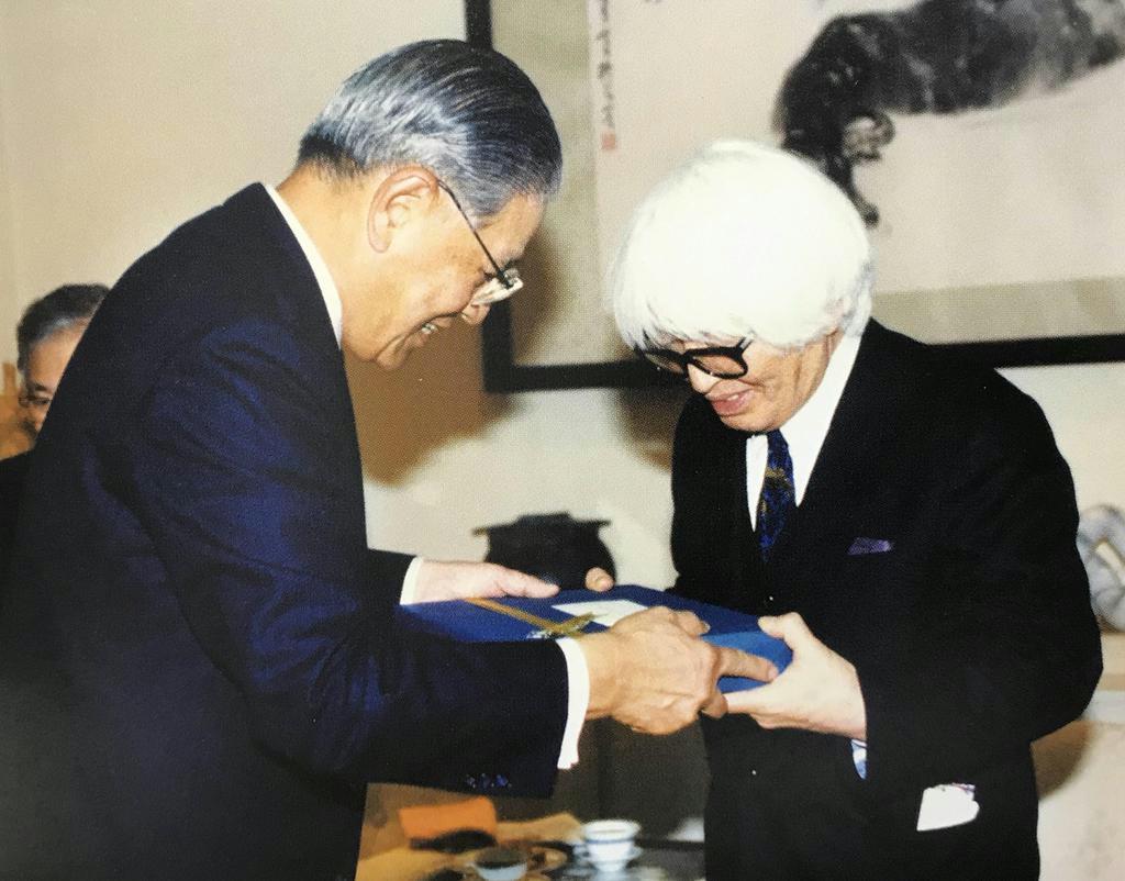 台湾の総統府を訪ねた作家の司馬遼太郎(右)に記念品を渡す総統の李登輝=1993年1月5日(李登輝基金会提供)