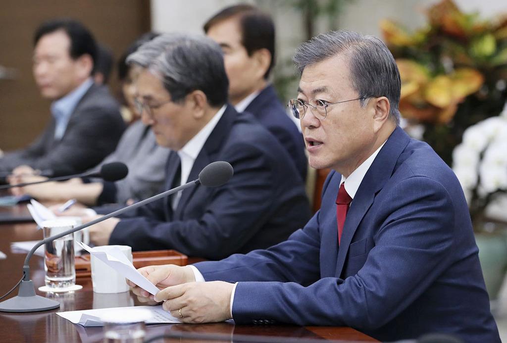政府高官らを集めた会議に出席した韓国の文在寅大統領(右)=4月29日、ソウル(韓国大統領府提供・共同)