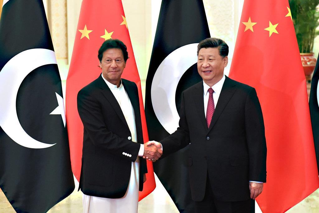 習近平国家主席(右)と会談に臨むパキスタンのカーン首相=2019年4月28日、北京(ロイター)