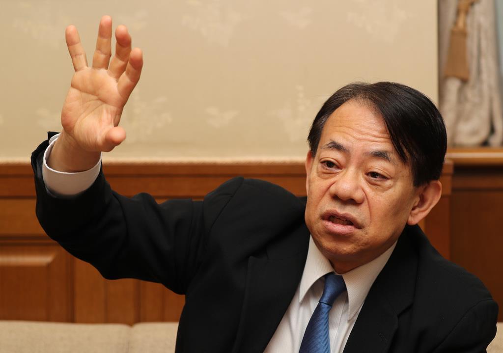 インタビューに答える財務省の浅川雅嗣財務官(飯田英男撮影)