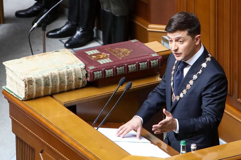 ウクライナの首都キエフの最高会議で行われた大統領就任式で演説するゼレンスキー新大統領=20日、ウクライナ(タス=共同)