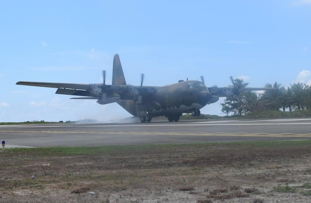 21日、太平島の滑走路に着陸したC130輸送機(田中靖人撮影)