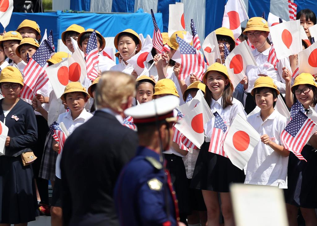 宮中歓迎行事で子供たちの歓迎に応えるトランプ米大統領=27日午前、皇居(桐山弘太撮影)