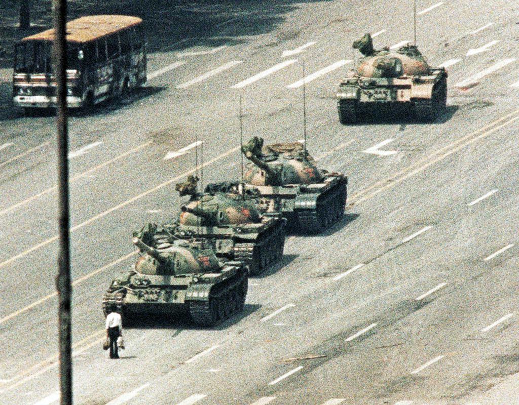 １９８９年６月５日、北京の天安門広場近くの大通りで、戦車の前に立ちはだかる男性（左下）＝ロイター