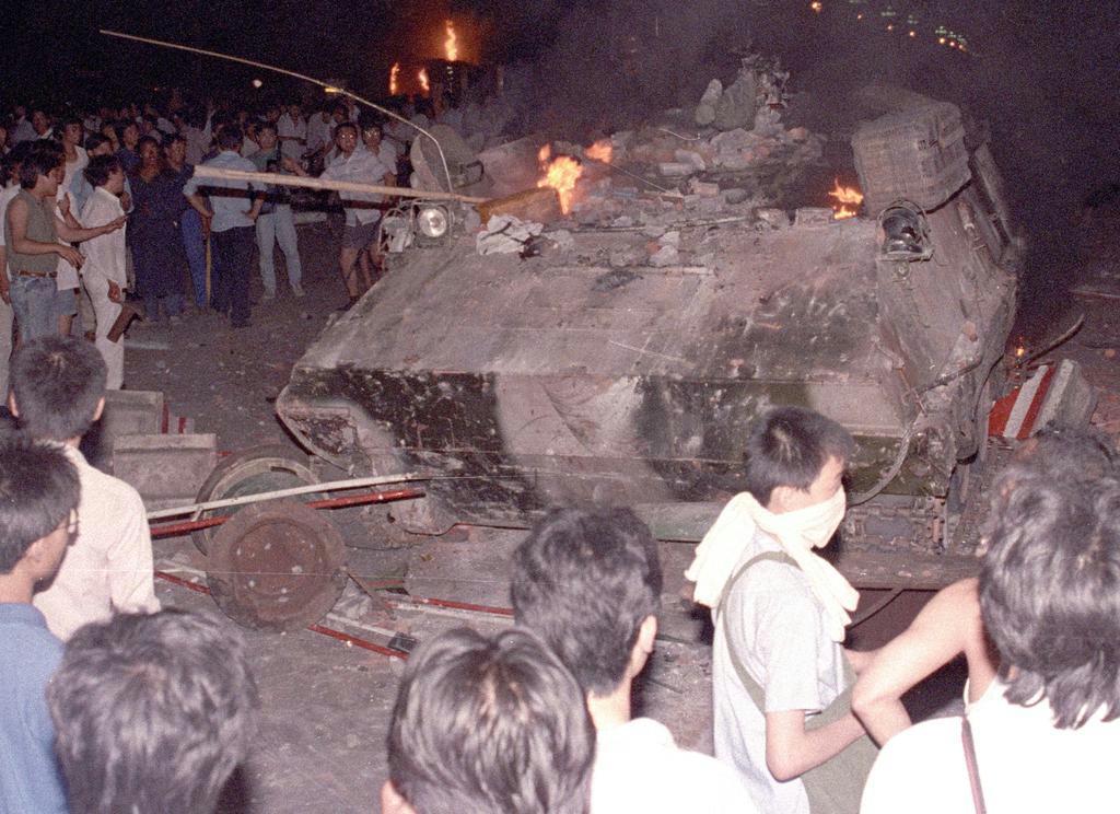 １９８９年６月４日午前１時すぎ、北京の天安門広場近くの長安街六部口交差点で、学生や市民の阻止行動に遭い、炎上する装甲兵員輸送車（共同）