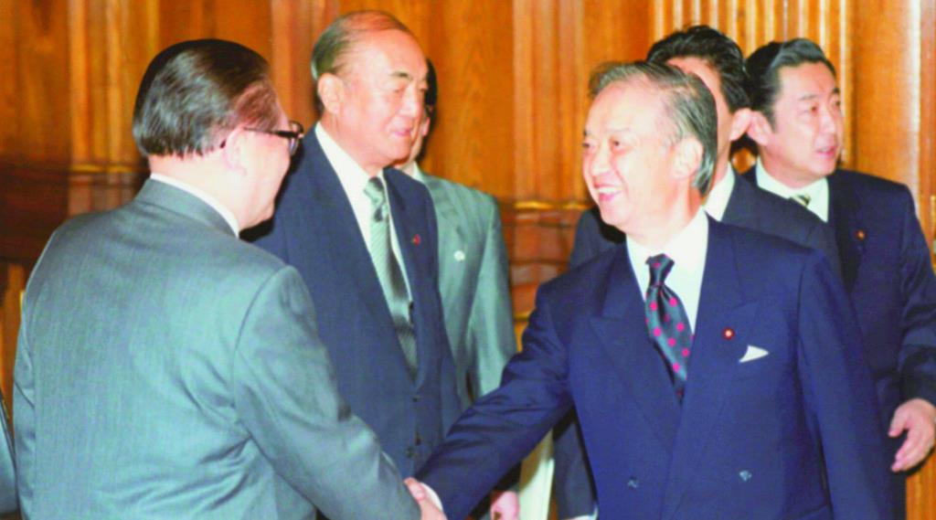歴代首相経験者との朝食会で海部俊樹元首相(右)らと握手したときの中国の江沢民国家主席(代表撮影、肩書は当時)=1998年11月26日