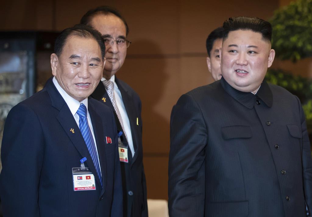 (右から)北朝鮮の金正恩氏と韓国メディアによって粛清説が報じられた金英哲氏=2019年3月1日(AP)