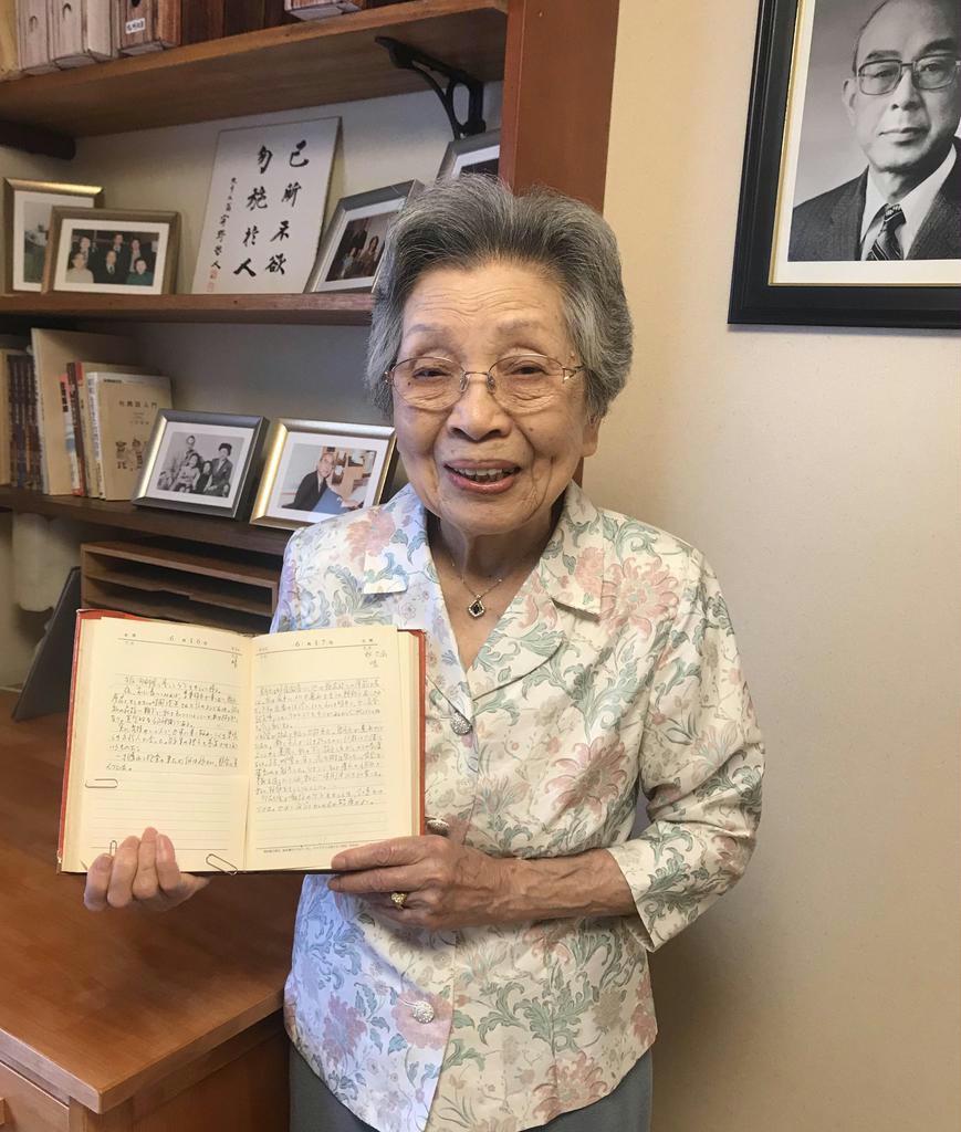 李登輝と会った王育徳(右上の写真)の日記を手にする夫人の王雪梅=6日、東京都(河崎真澄撮影)