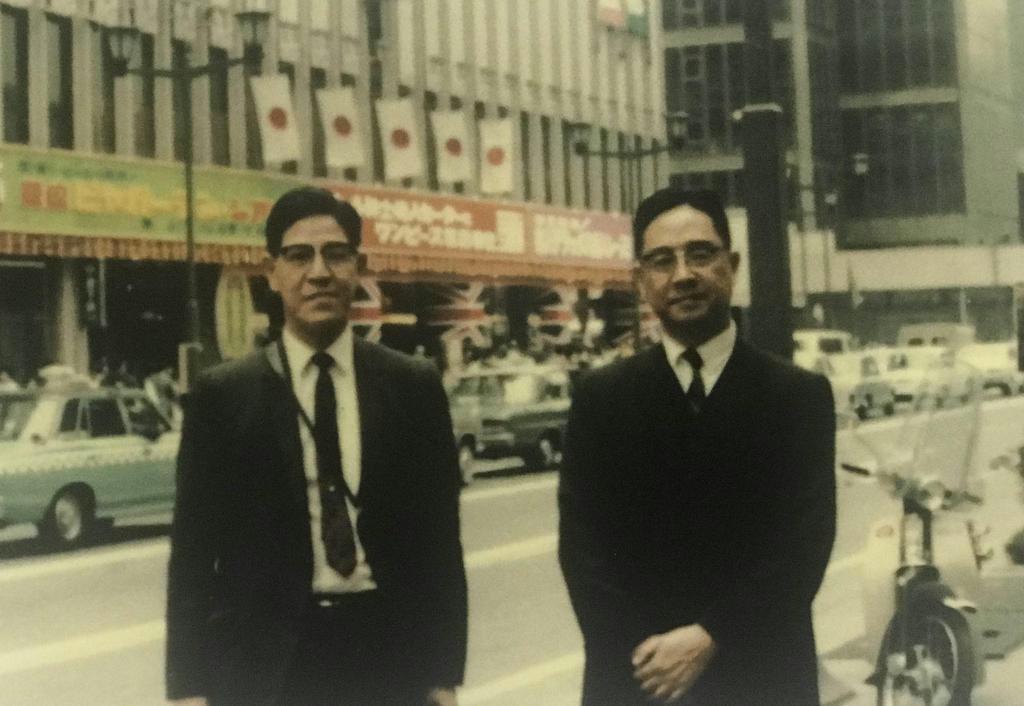1970年、農村復興聯合委員会の政策調査で上司の王作栄(右)の訪日に同行した李登輝(李登輝基金会提供)