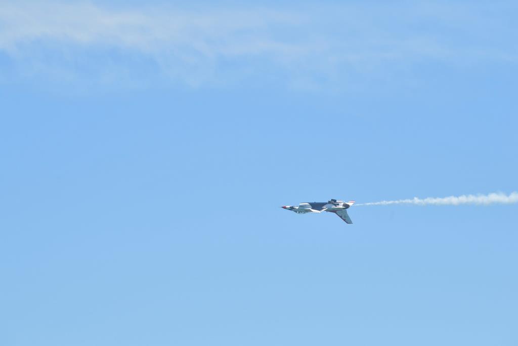 5月、航空ショーで曲芸飛行を披露する米空軍機(ロイター)。パイロットが未確認飛行物体を目撃したとの報告が相次いでいることを受け、米軍が情報収集に乗り出した