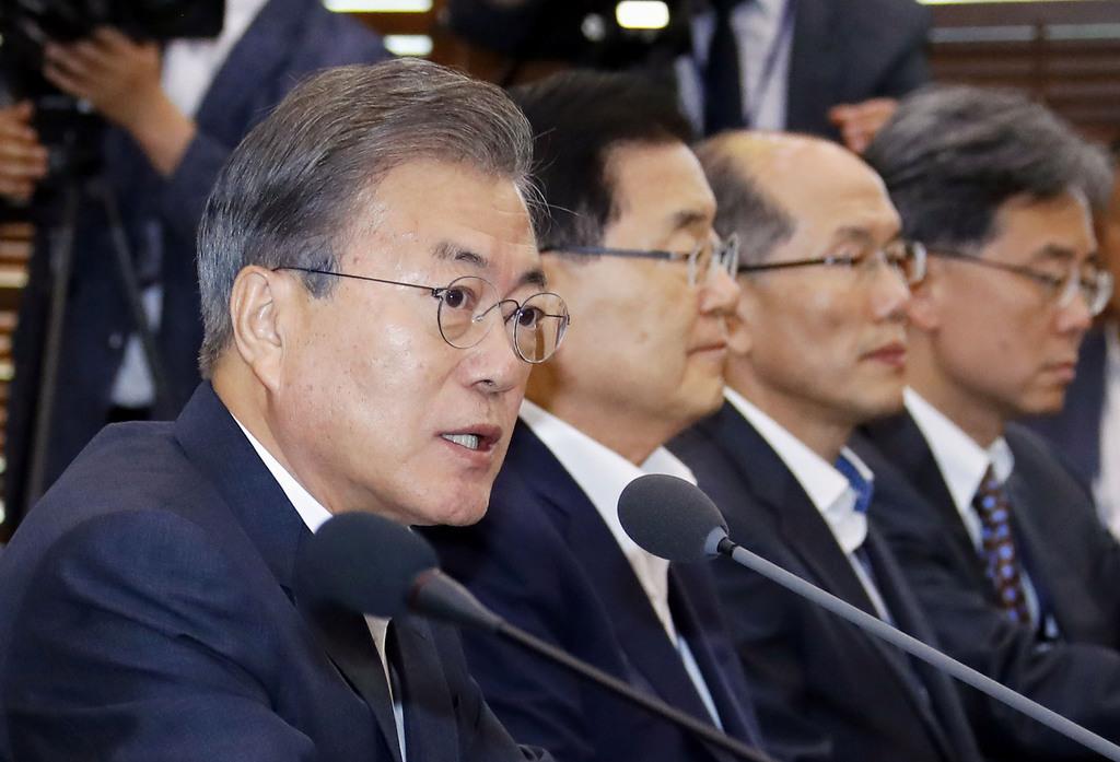 大統領府高官らとの会議で発言する韓国の文在寅大統領(左端)=8日、ソウル(聯合=共同)