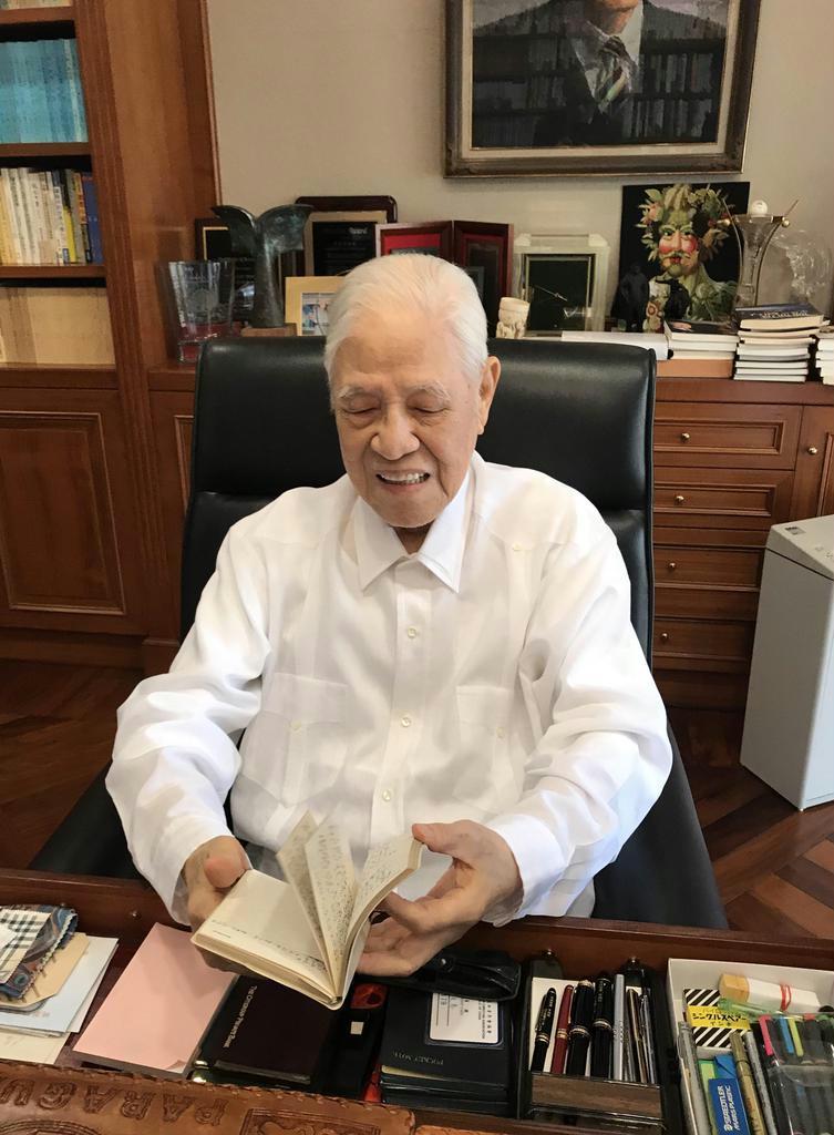 蒋経国との会話や出来事を書き残したメモ帳をめくる李登輝=2017年8月9日、台湾の桃園市郊外(河崎真澄撮影)