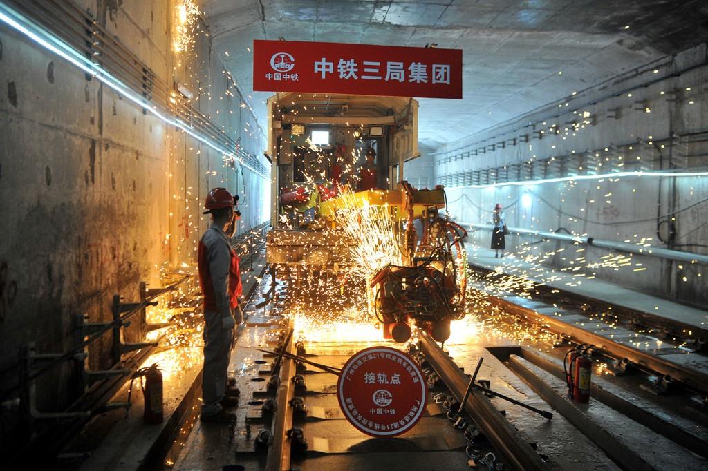 6月、中国広東省広州で進む地下鉄建設の工事現場(ロイター)。山東省青島市では地下鉄工事で死亡事故が相次ぐ異常事態となっている