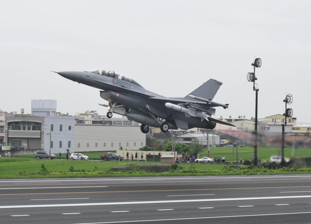今年５月２８日に台湾中部・彰化県で行われた軍事演習で高速道路から離陸する台湾空軍の米国製Ｆ１６Ｖ戦闘機（田中靖人撮影）
