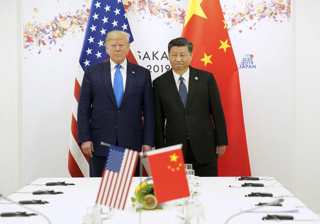 会談に臨むトランプ米大統領(左)と中国の習近平国家主席=29日午前、大阪市(ロイター)