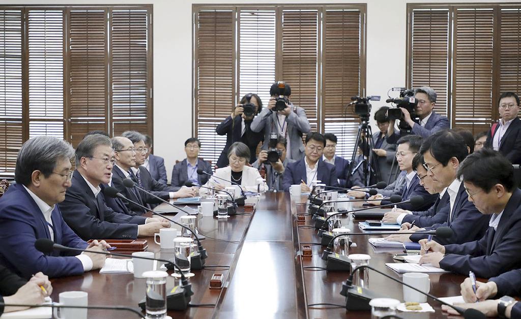 7月8日、ソウルの韓国大統領府で会議を開く文在寅大統領(左から2人目)=大統領府提供・共同