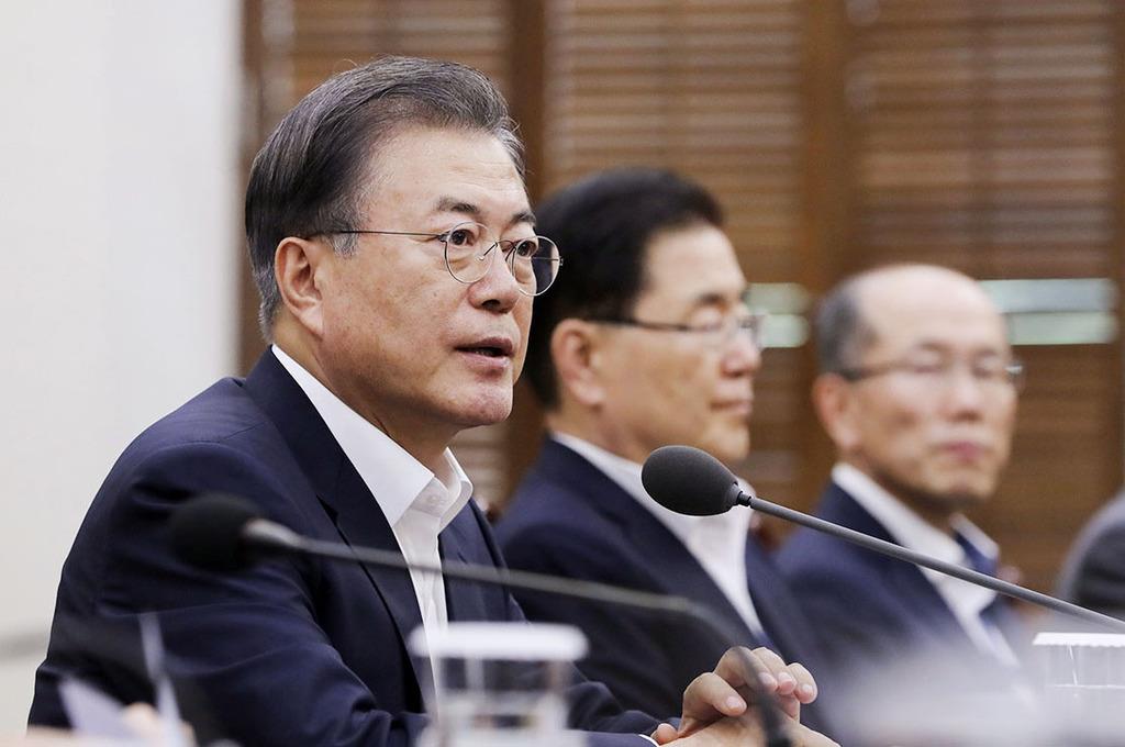 5日、ソウルの韓国大統領府の会議で発言する文在寅大統領(同府提供・共同)