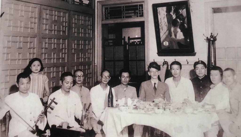 １９４１年に米国に帰国した英語教師のカー（右から５人目）の送別会を台北市内で開いた台北高等学校の学生ら（同時代社提供）