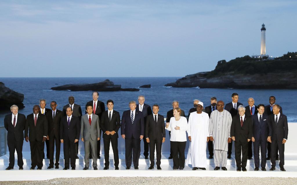 Ｇ７サミットの拡大会合後、記念撮影する（前列左５人目から）安倍首相、カナダのトルドー首相、トランプ米大統領、フランスのマクロン大統領、ドイツのメルケル首相ら＝２５日、フランス南西部のビアリッツ（共同）