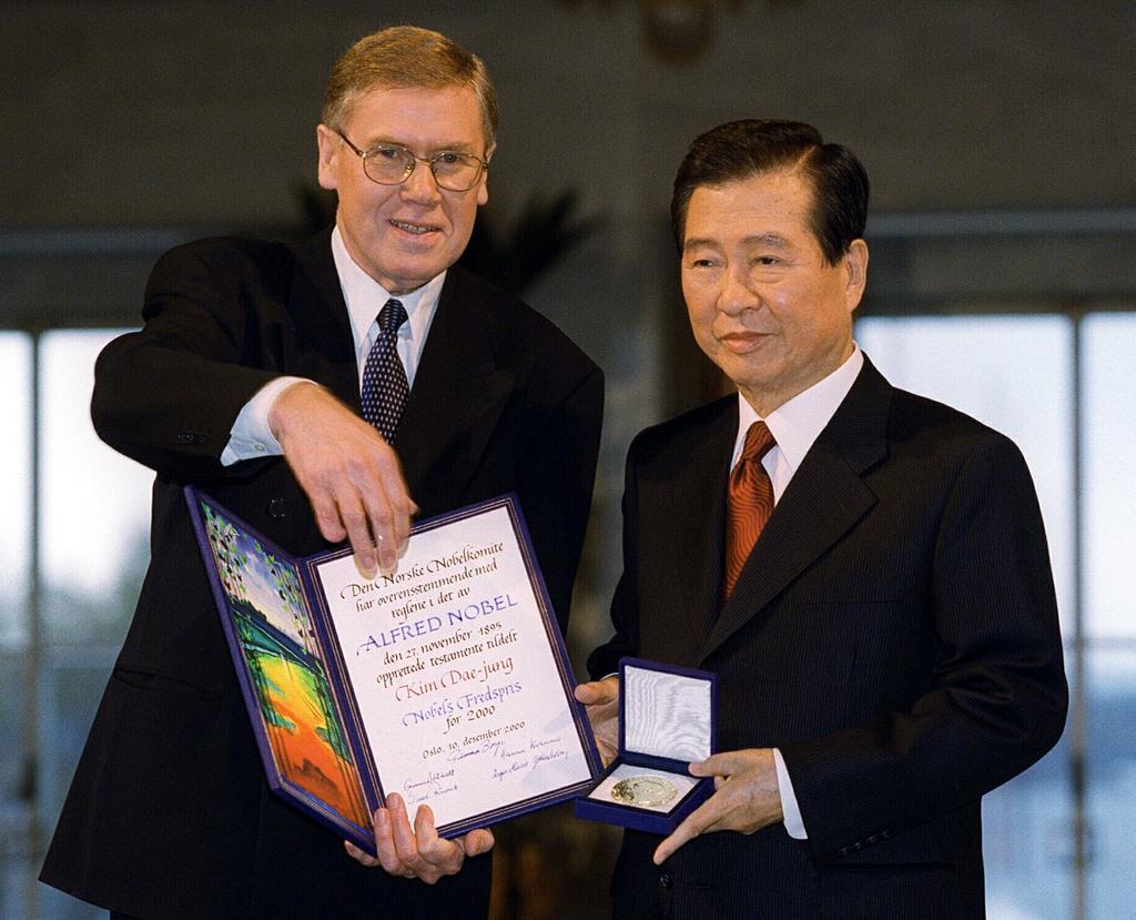ノーベル平和賞受賞の金大中・韓国大統領、右はベルゲ・ノーベル賞委員会委員長＝２０００年１２月（AP）