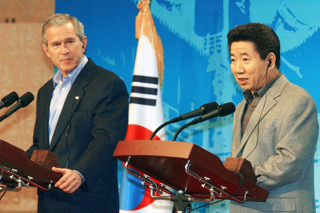 米韓首脳会談後、共同記者会見する韓国の盧武鉉大統領とブッシュ米大統領(いずれも当時)=2005年11月、韓国・慶州(共同)