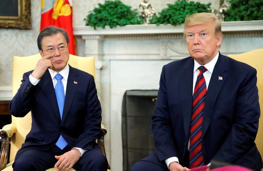 ４月、ホワイトハウスで会談した韓国の文在寅大統領（左）とトランプ米大統領（ロイター）。韓国が日本とのＧＳＯＭＩＡ破棄を決めたことで、米韓の関係悪化も加速している